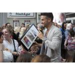 03-09-2015 - Medienagentur Greiffenberg - Unter_uns Fantreffen_2015 - StefanBockelmann bei  TombolaPreisvergabe.jpg